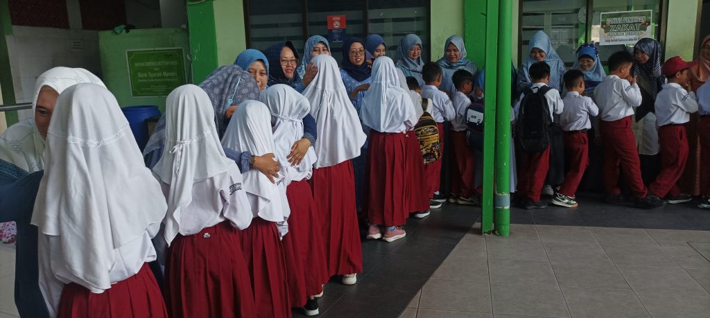 antri masuk kelas